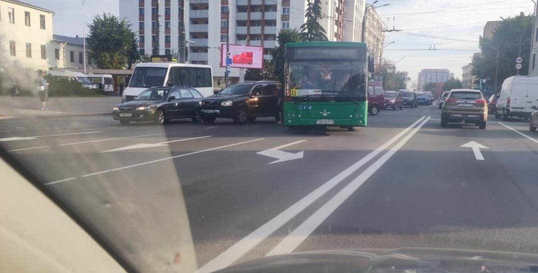 В Могилеве столкнулись легковушка и автобус