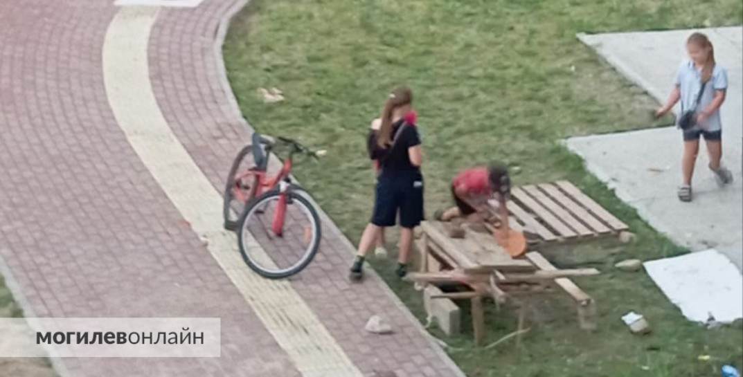 «Обещали оборудовать в мае, но никто ничего не делает». Могилевчане жалуются на отсутствие детских площадок во дворах новостроек по улице Первомайской