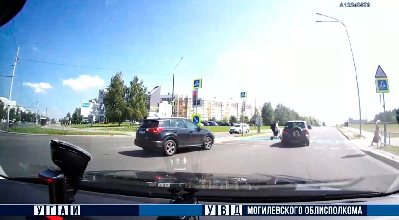 В Могилеве автомобиль наехал на электросамокат. Пострадала пассажирка… электросамоката
