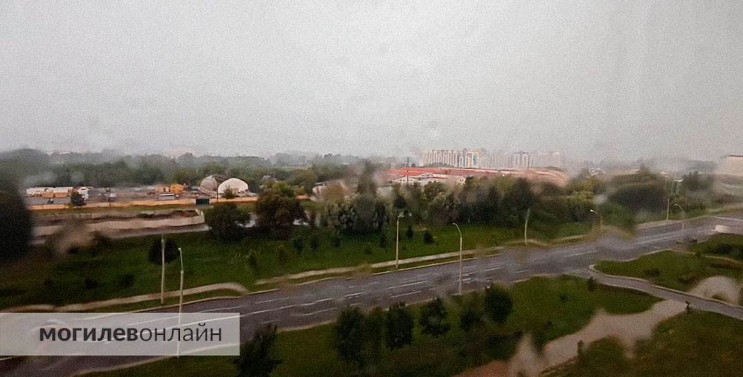В Могилеве на камеру попало начало ливня, который потряс весь город