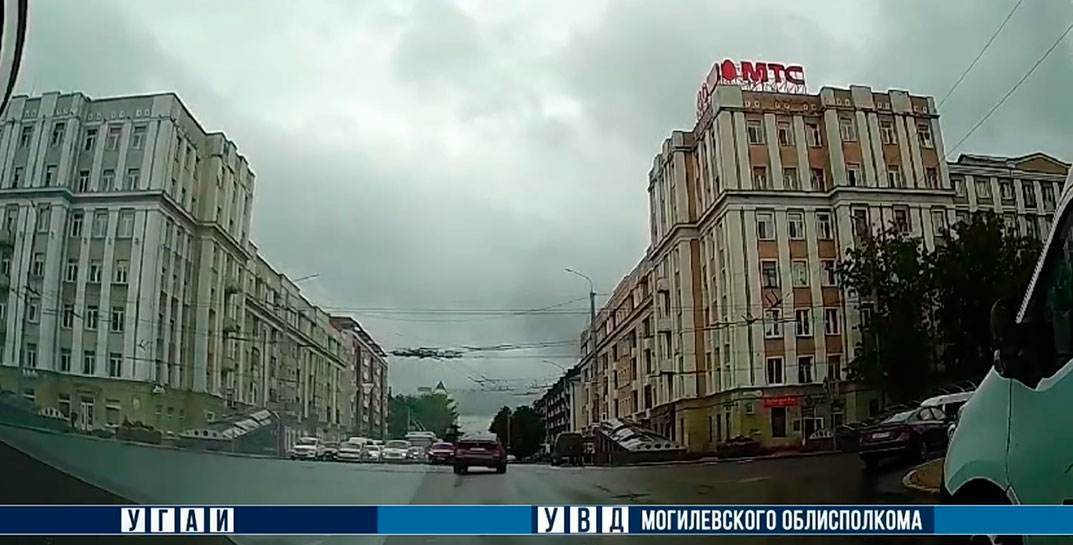 Могилевчанин на BMW так спешил, что проехал на красный свет — заплатит штраф