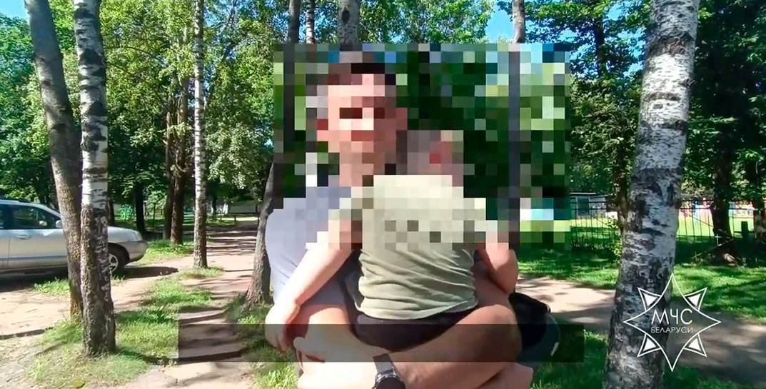 «Случайно оставила внутри ключи»: могилевские спасатели освободили близняшек, которые оказались запертыми в автомобиле
