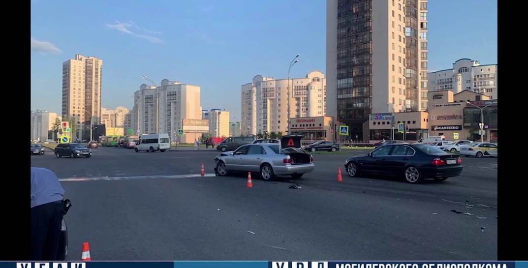 Пьяный бесправник устроил погоню, а затем не справился с управлением. Стали известны подробности ДТП в Могилеве с двумя легковушками