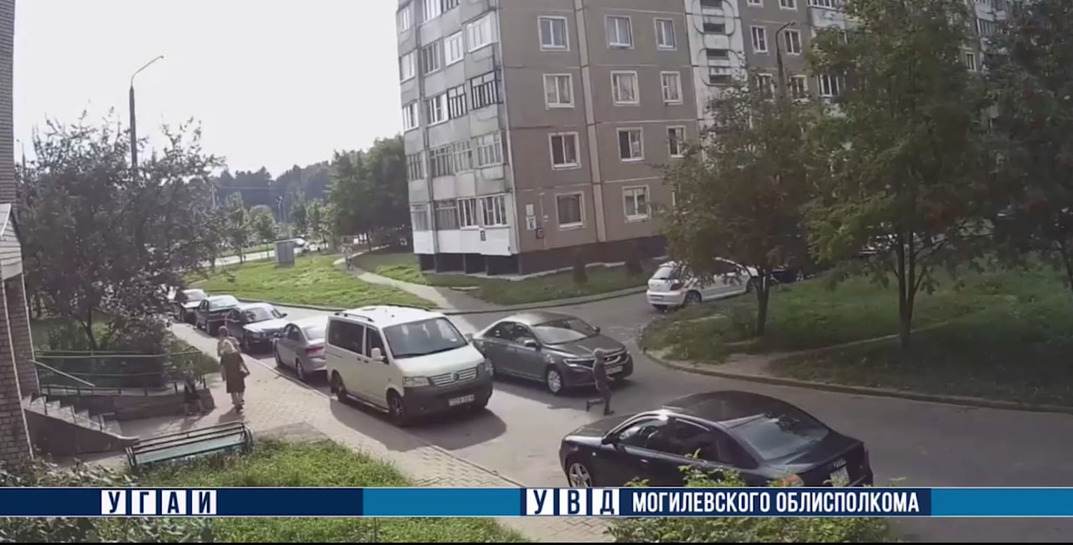 В Могилеве легковушка сбила ребенка, который выбежал на дорогу из-за припаркованного авто — момент ДТП попал на видео