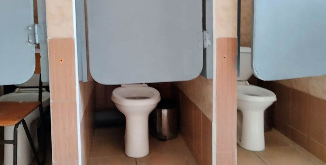 В Гродно судили мужчину, который изловчился снимать на телефон пикантные сцены в дамском туалете торгового центра. На видео попали даже несовершеннолетние