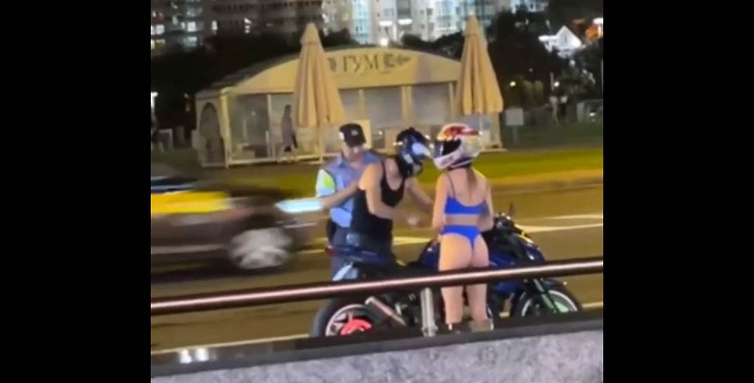В Минске мотоциклист вез девушку в купальнике. Водителя привлекли к ответственности за нарушение ПДД, пассажирку — за мелкое хулиганство