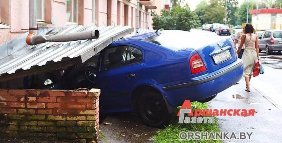 В Орше пьяный водитель во дворе повредил два автомобиля, а затем «припарковался» в подвале
