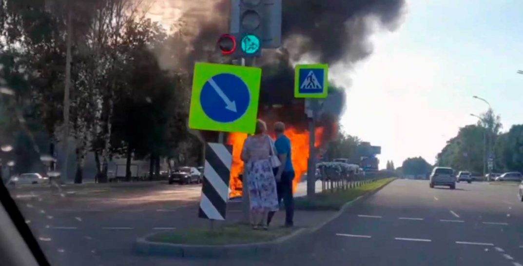 Жесть на улице Якубовского: полностью сгорела машина