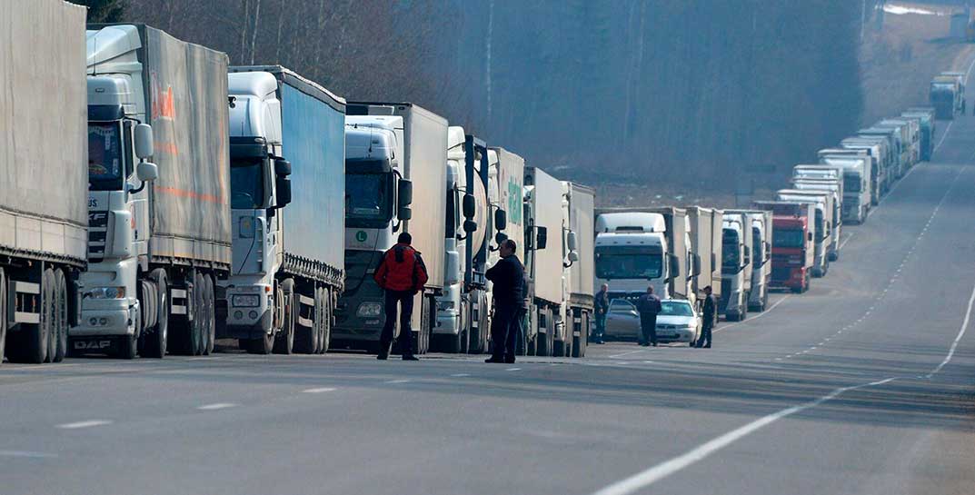 ГПК: за неделю очередь легковушек на въезд в Литву увеличилась в три раза, тяжелая ситуация и с грузовиками