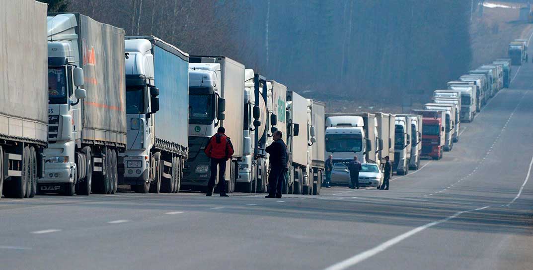 ГПК: за неделю очередь легковушек на въезд в Литву увеличилась в три раза, тяжелая ситуация и с грузовиками
