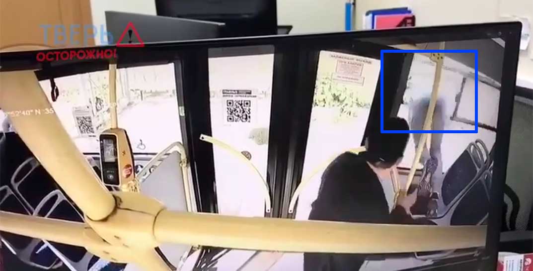 В Твери безбилетник пытался улизнуть от контролеров в форточку автобуса, но… не рассчитал свой вес