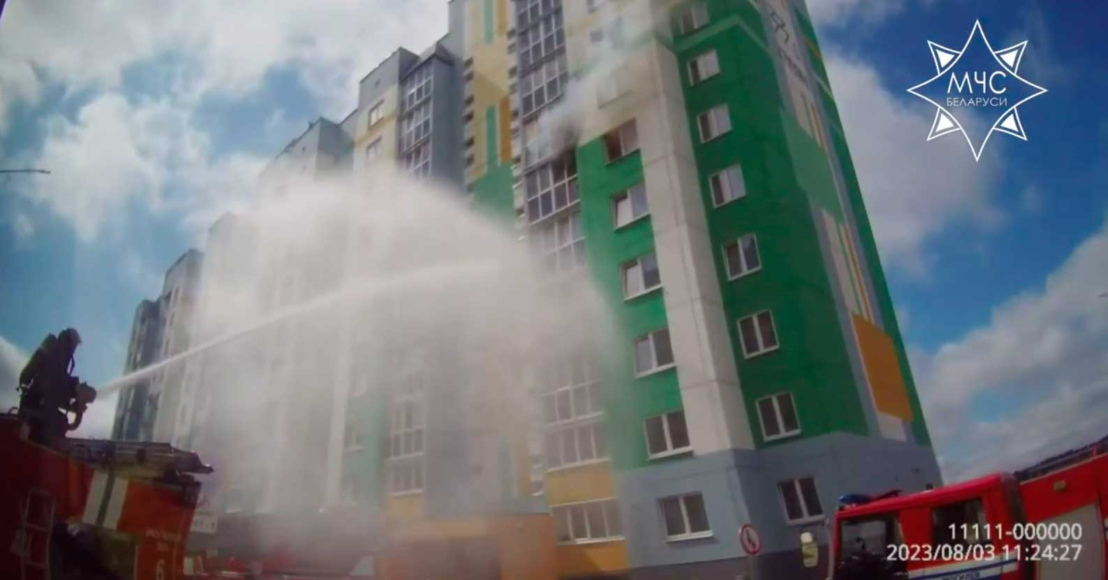 МЧС показало, как тушили пожар на балконе и спасали детей сегодня на улице Криулина