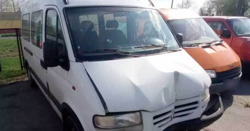 В Гомеле ребенок переезжал дорогу на самокате, не спешившись, и попал под колеса микроавтобуса — суд вынес приговор водителю