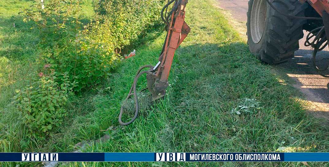 Под Могилевом трактор, косивший траву, зацепил нетрезвую женщину, которая находилась в кювете