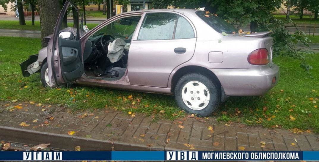 Могилевская ГАИ ищет очевидцев трагического ДТП на улице Якубовского, в котором водитель Hyundai врезался в придорожное дерево и погиб