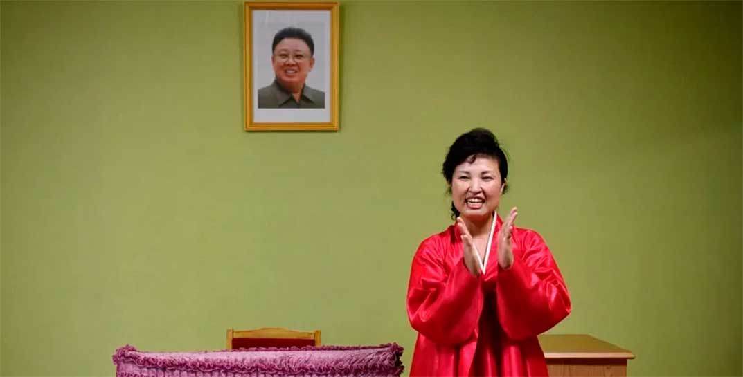 Северокорейцев призвали во время тайфуна спасать портреты Ким Чен Ына и его родственников