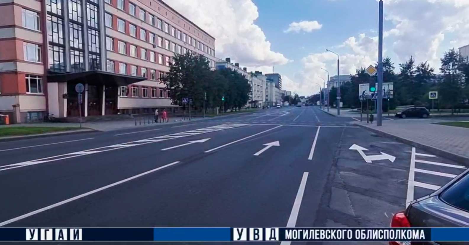 Еще одно изменение в организации дорожного движения в Могилеве — на Ленинской перед перекрестком с Езерской добавлена третья полоса