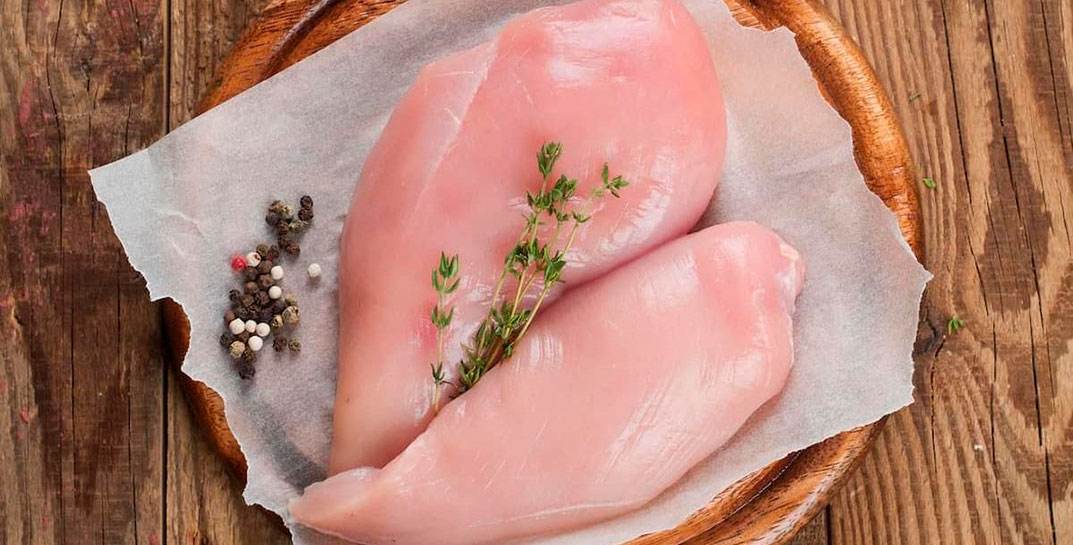 Беларусь вошла в топ-5 стран Европы с самыми низкими ценами на курятину. А сколько килограммов этого продукта белорус может купить на среднюю зарплату?