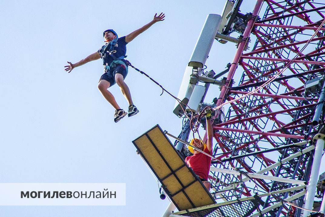 Могилевчане делятся своими впечатлениями после экстремальных прыжков с вышки в Могилевском районе. Говорят — понравилось!