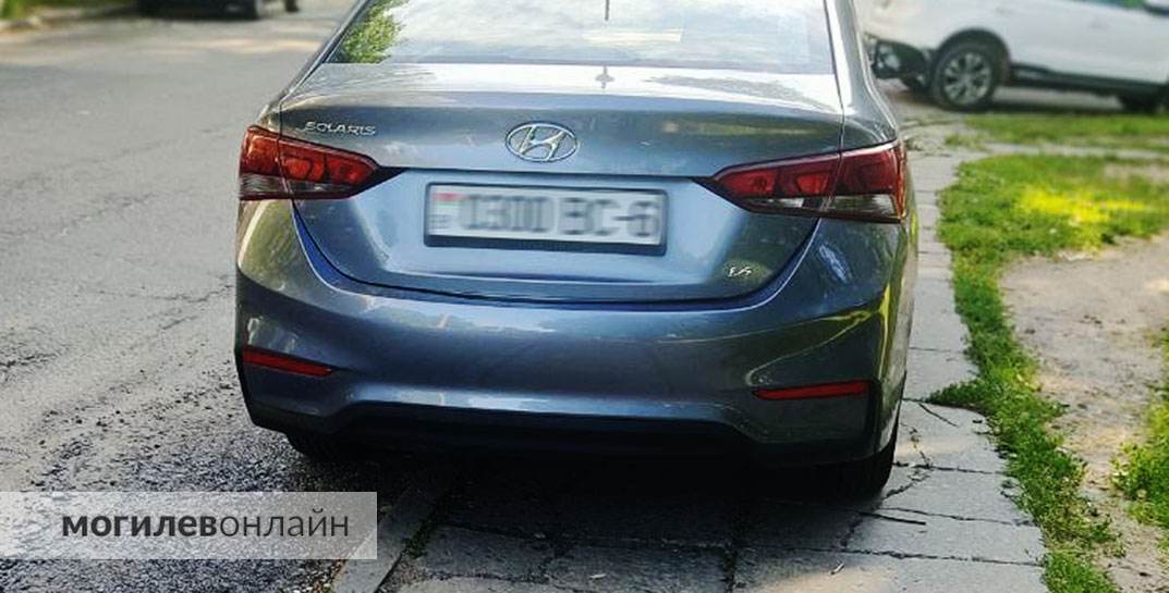 По улице Чкалова могилевские водители паркуются прямо на тротуаре. Посмотрите, как «удобно» стоят их машины