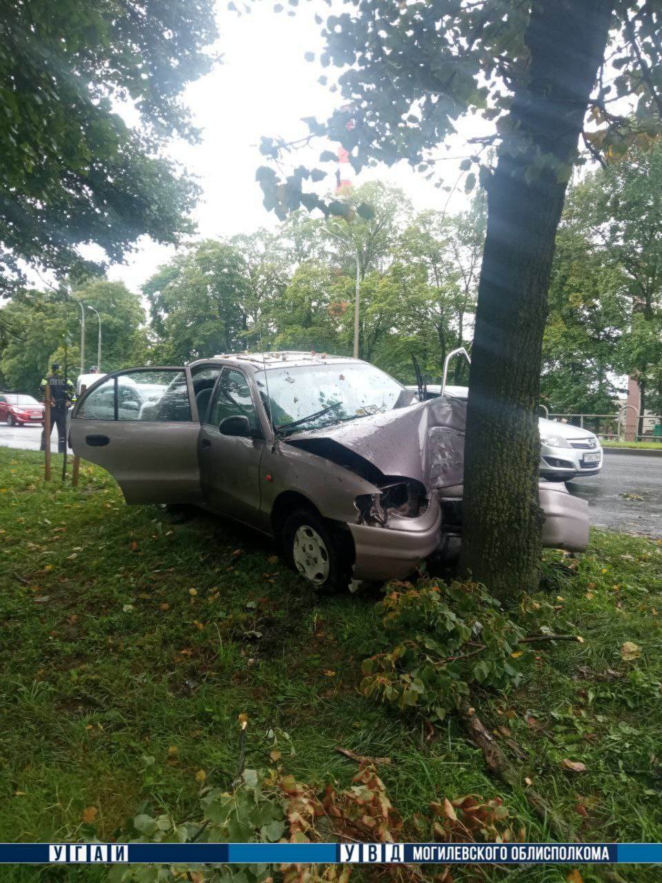 На Якубовского водитель врезался в придорожное дерево и погиб