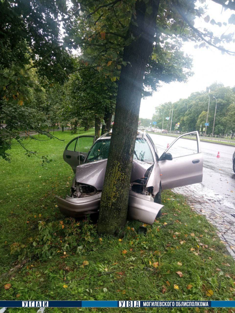 На Якубовского водитель врезался в придорожное дерево и погиб