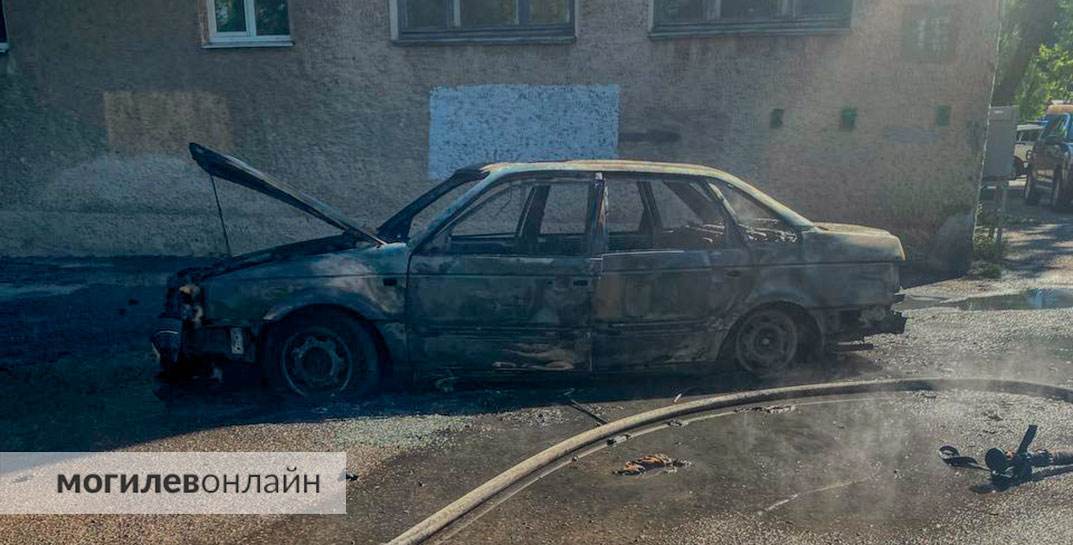 Посмотрите, как жестко в Могилеве горел автомобиль