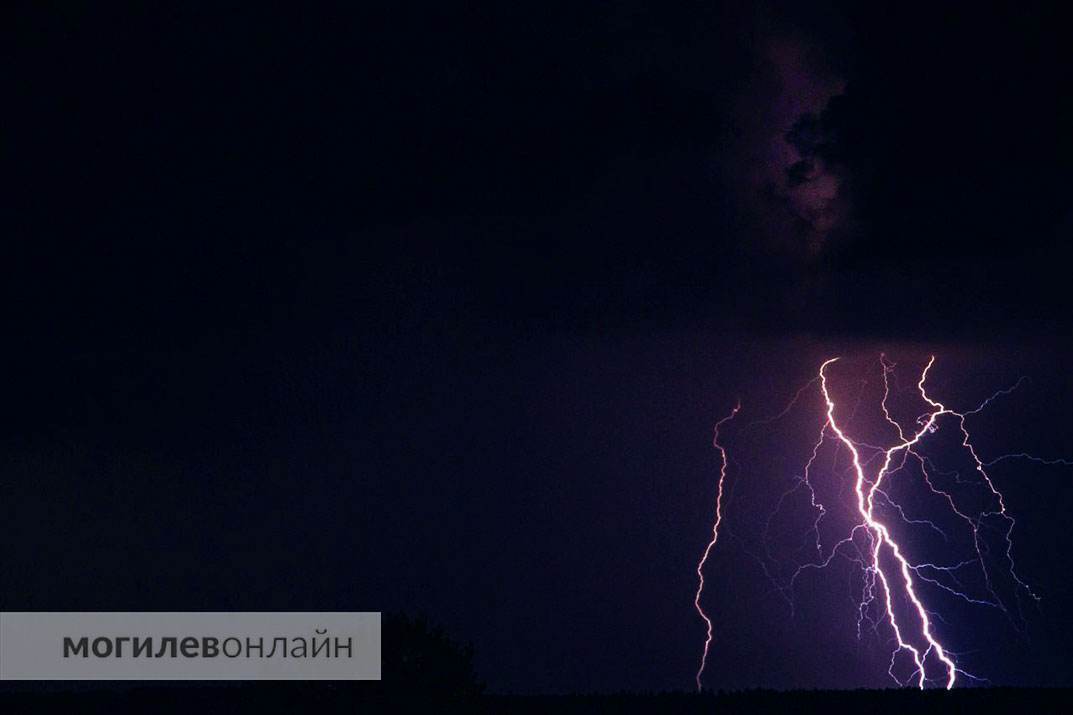 Посмотрите, какие страшно красивые молнии озаряли вчера могилевское небо
