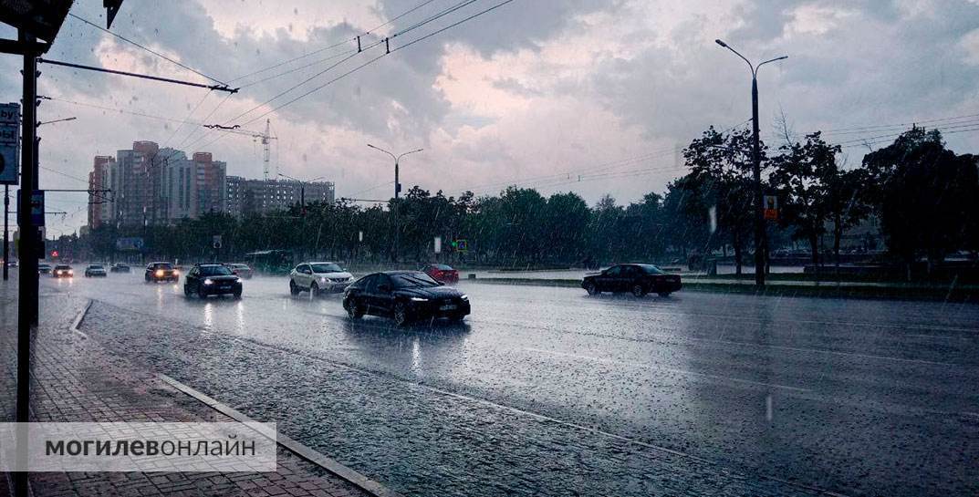 Взгляните, как атмосферно выглядит дождь после изнуряющей жары в Могилеве