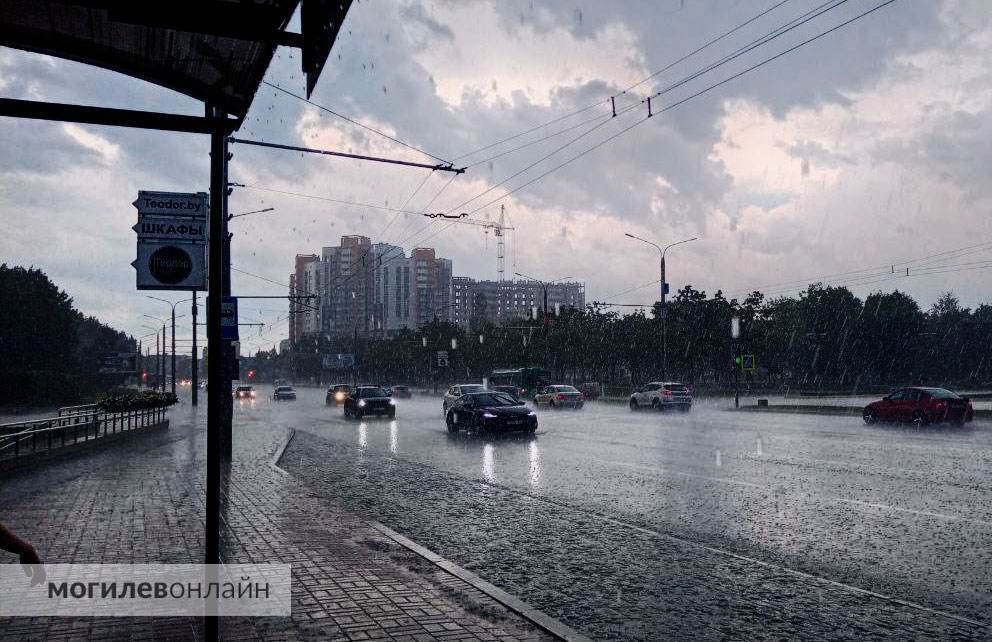 Взгляните, как атмосферно выглядит дождь после изнуряющей жары в Могилеве