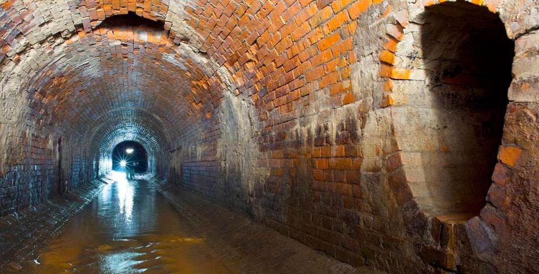 Шокирующее ЧП в Москве — во время ливня группу туристов-диггеров залило водой в подземных коллекторах. Среди погибших — несовершеннолетние