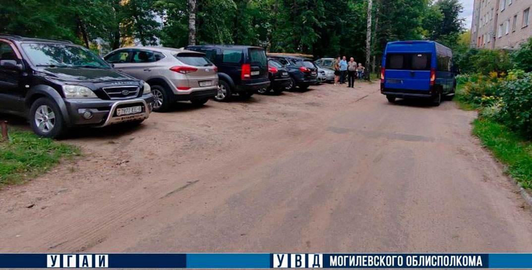 В Могилеве 6-летняя девочка оказалась под колесами автомобиля. Ребенок в больнице