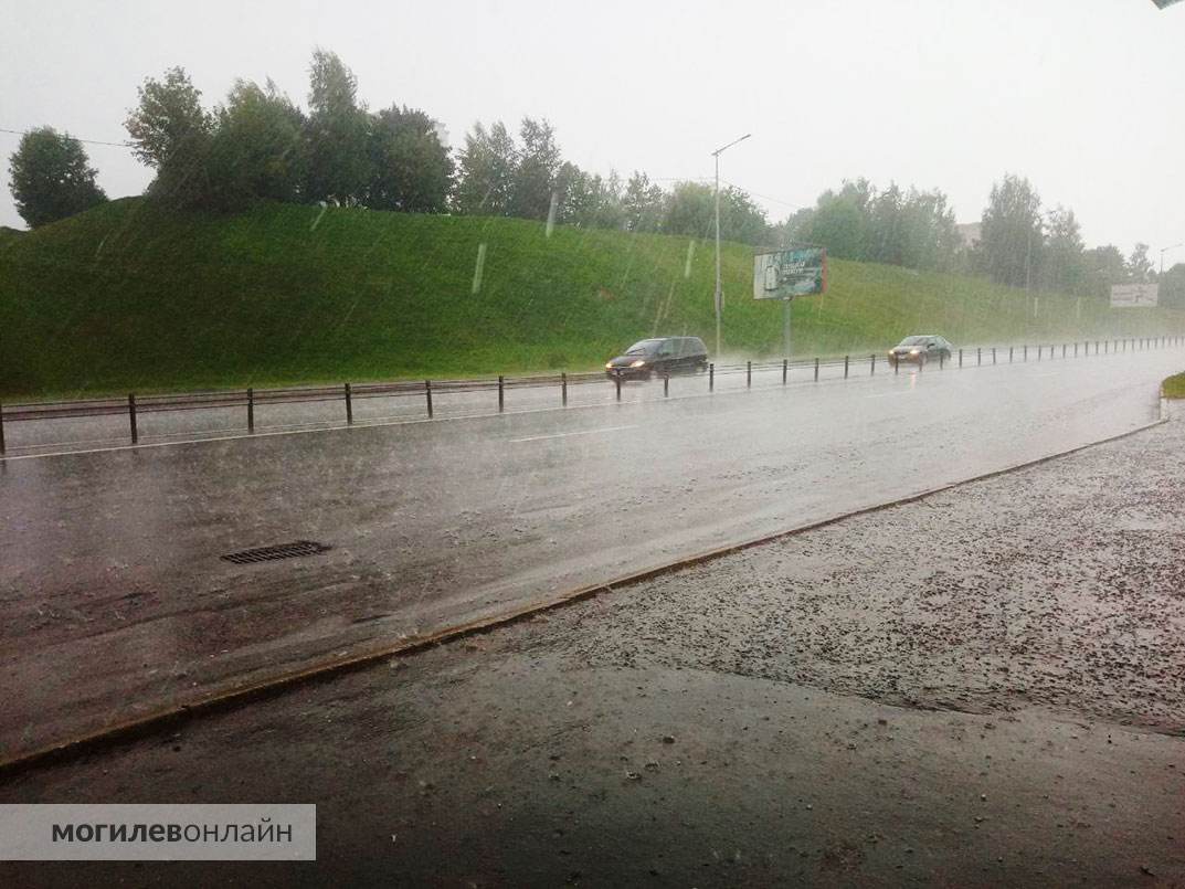 Давно уже погода не шалила, целых пару недель. Посмотрите, какие рекорды бьет  град в Могилеве | Могилев.Онлайн — новости Могилева, Беларуси и мира