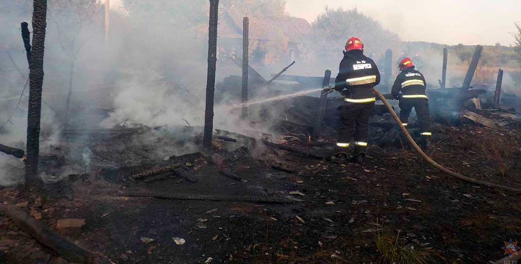 В Бобруйском районе парень сжигал мусор на участке, но спалил сарай и получил ожоги