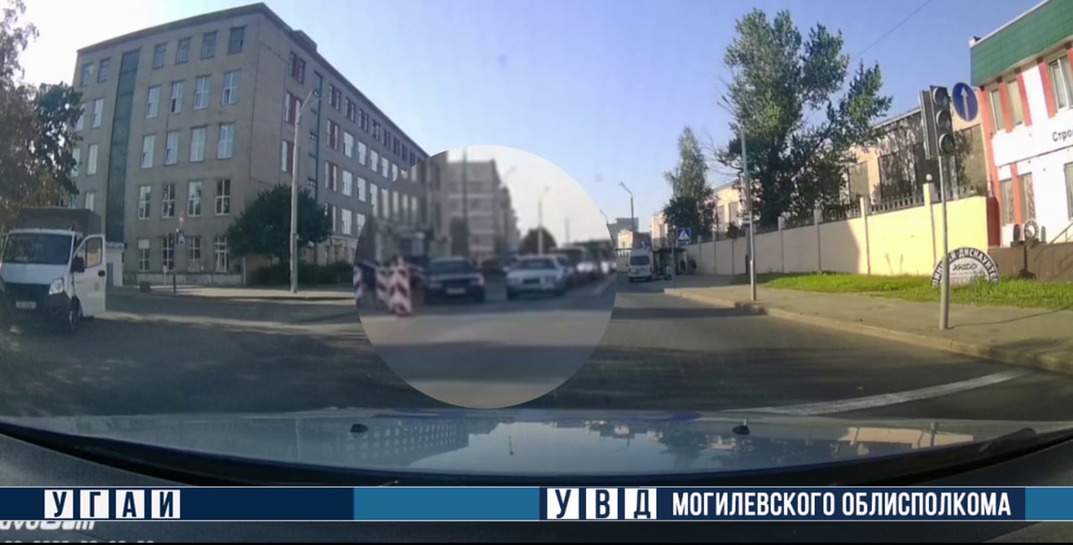 В Могилеве 26-летний водитель пытался быстро объехать затор — теперь его могут лишить прав на два года