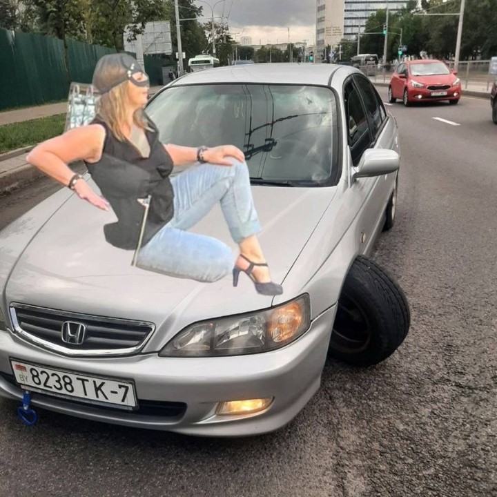 Женщина в Минске присела сфотографироваться на капот редкой машины и стала героиней мемов