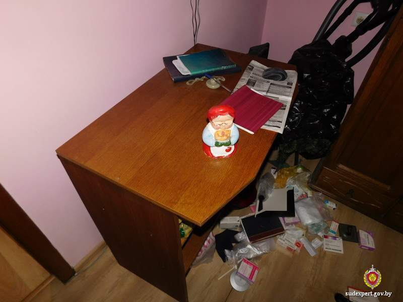 Бобруйчанин провел домой выпившего незнакомца и «в благодарность» забрал себе чужие ноутбук, фен и фарфор