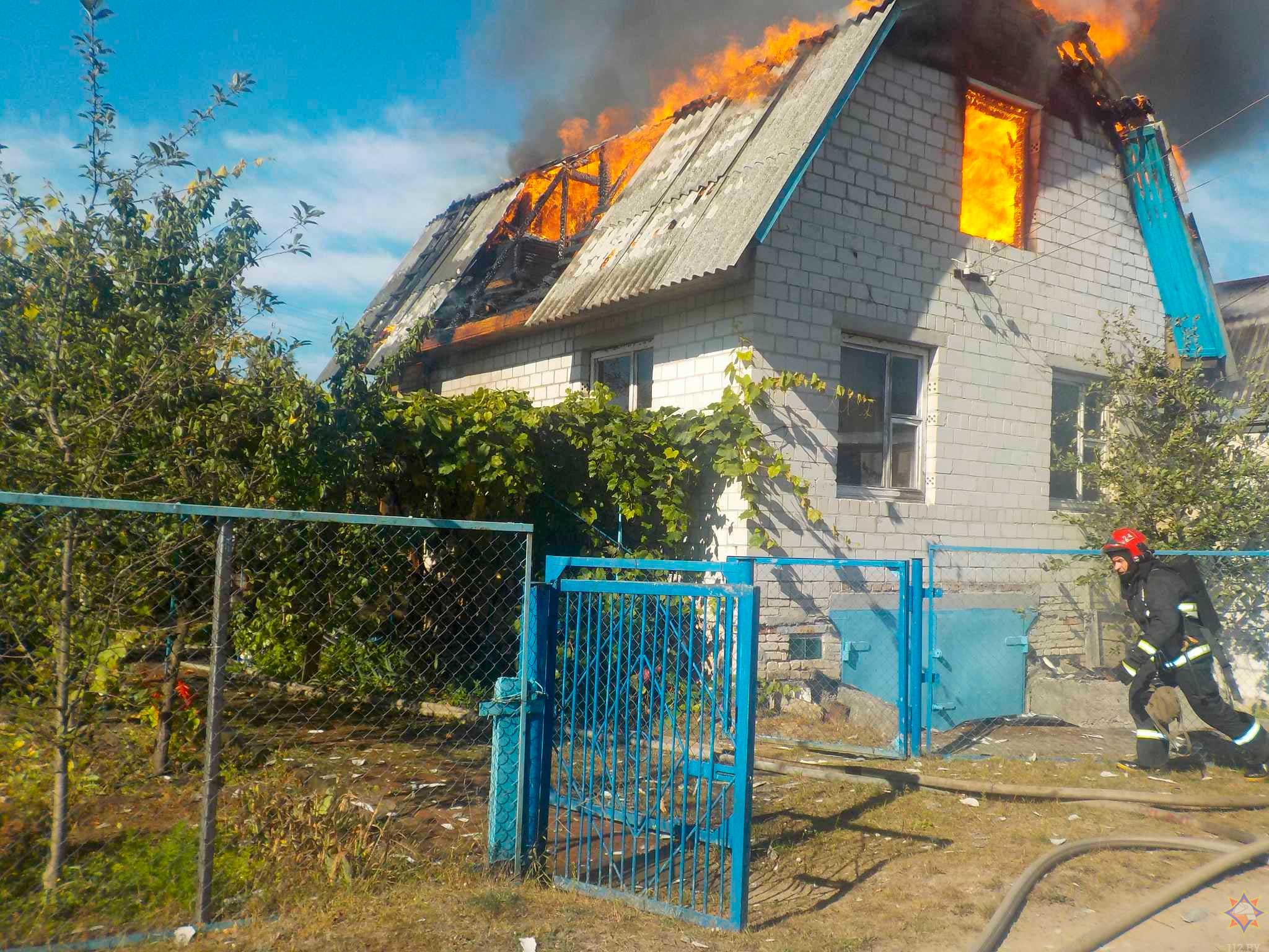 Под Бобруйском загорелась дача — огонь едва не перебросился на соседние дома