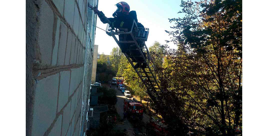 Пока бобруйчане были на даче, в квартире загорелась морозилка. Пожарных вызвали соседи