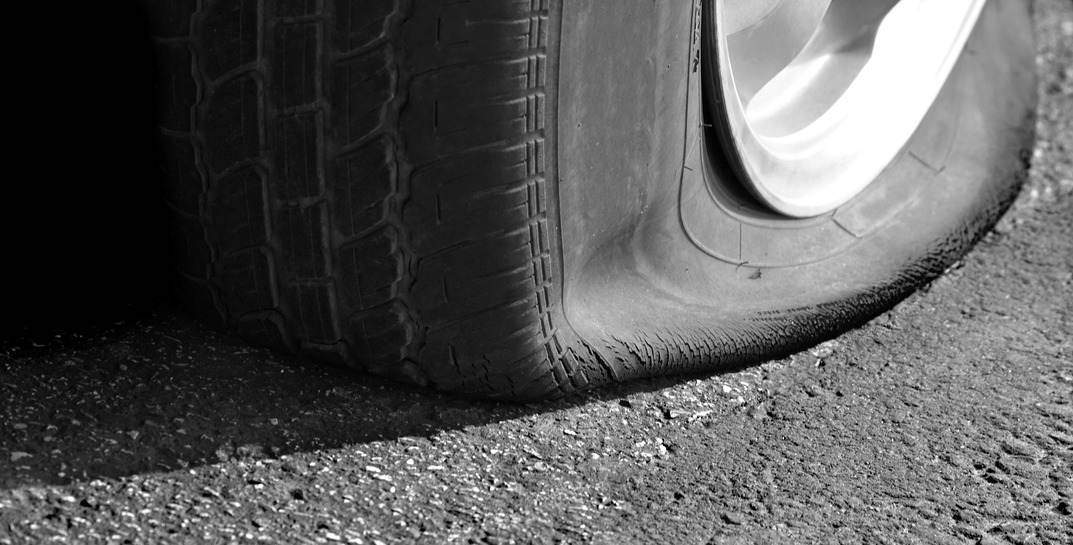 Стоянка только «для своих»: в Могилеве девушке пробили колесо автомобиля за то, что она «не там паркуется»