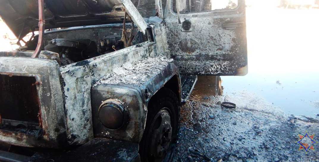 В Могилеве на улице Авиаторов горел грузовой автомобиль с газовым баллоном внутри