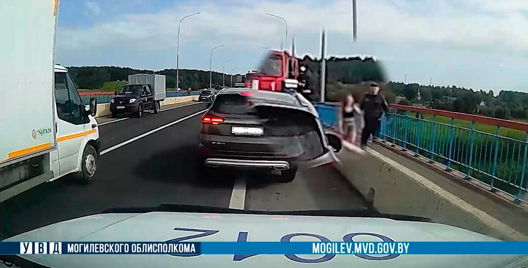 Хотела спрыгнуть с моста из-за ссоры с парнем — в Шклове милиционер помог предотвратить самоубийство 18-летней девушки