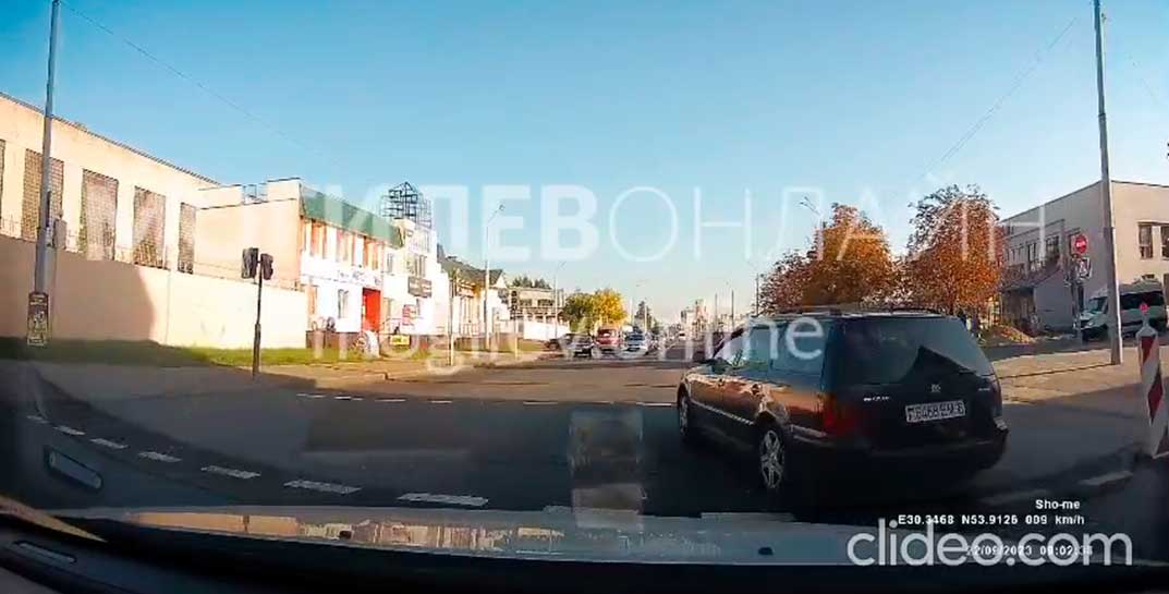 Посмотрите, как в Могилеве водитель «подрезал» машину прямо перед сотрудниками ГАИ