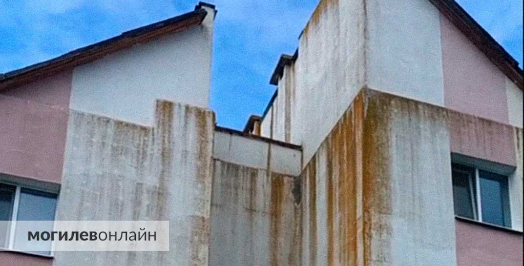 «Вода хлещет по фасаду, дверь запенили да так и оставили» — в деревне Пудовня 4 года ждут, пока службы закончат капремонт дома