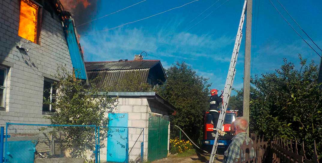 Под Бобруйском загорелась дача — огонь едва не перебросился на соседние дома