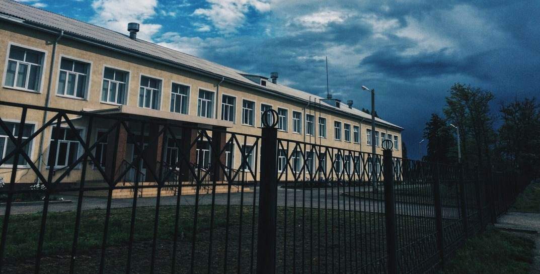 Хотел проучить учительницу: в Ростовской области подросток напал на школу с ножом, есть раненые