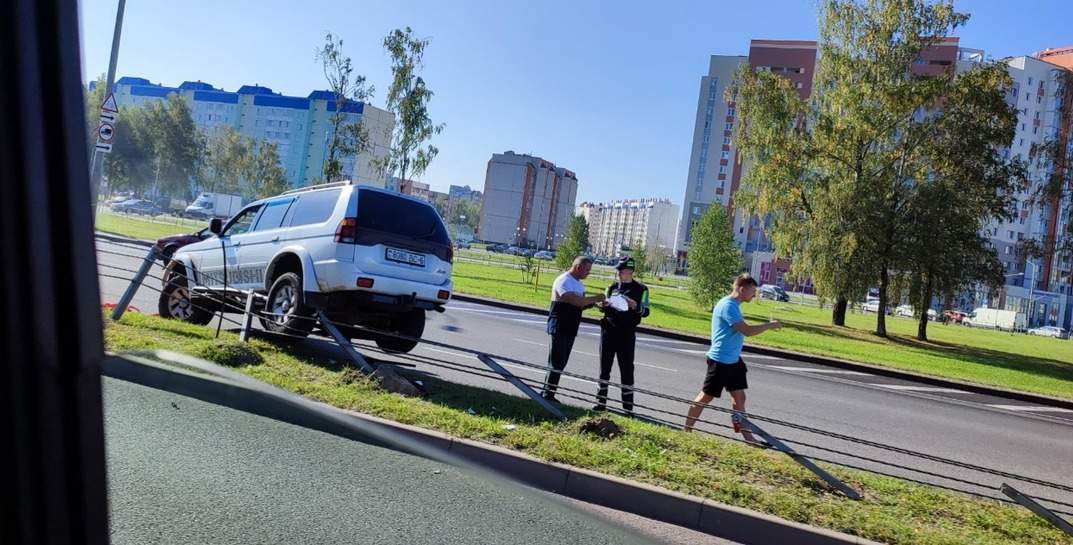 В Могилеве автомобиль наехал на разделительное ограждение