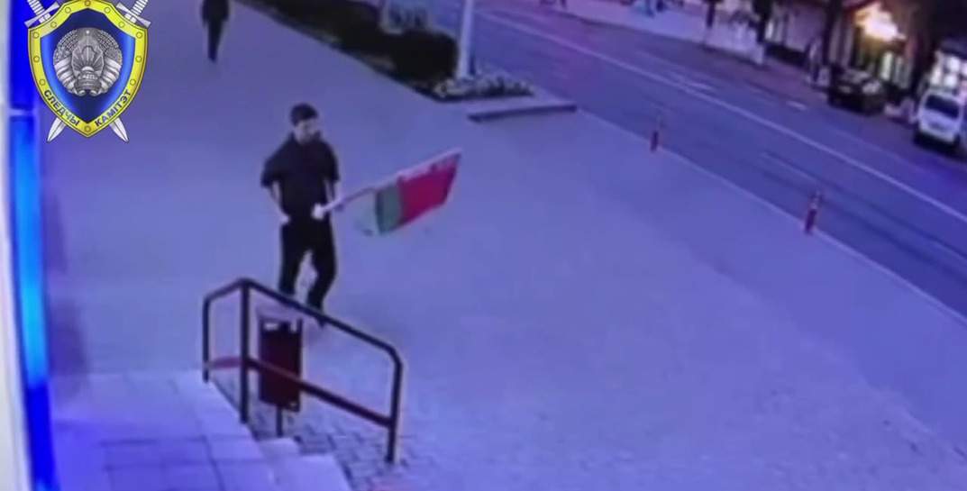 В Бобруйске пьяный парень сорвал флаг со здания — теперь ему грозит до трех лет тюрьмы за надругательство над госсимволами