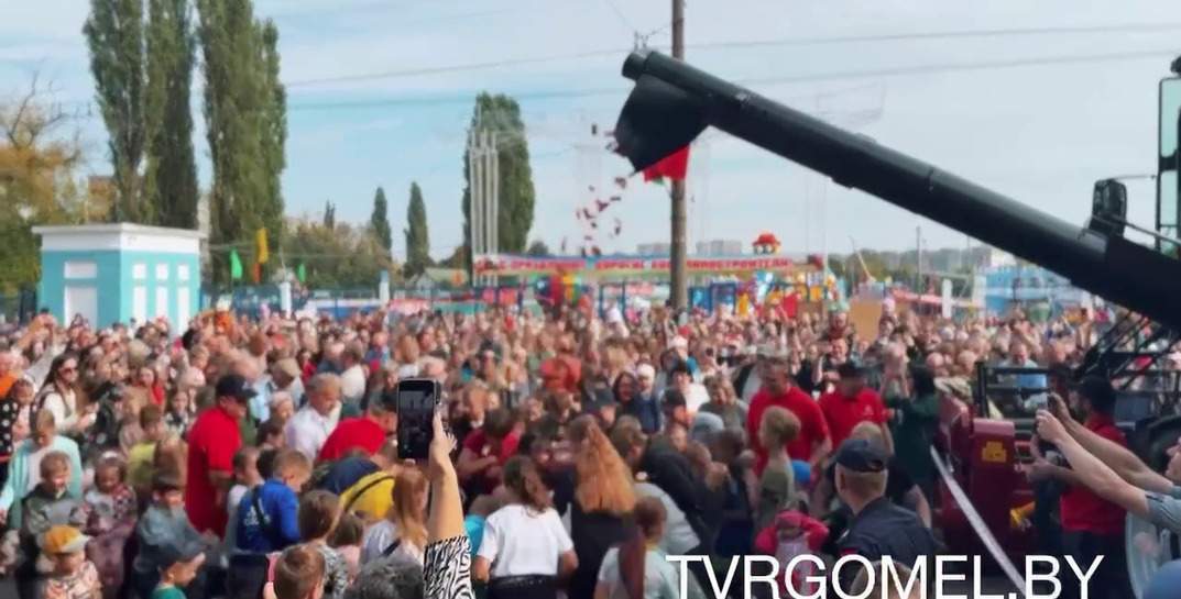 В Беларуси комбайн снова осыпал детей конфетами