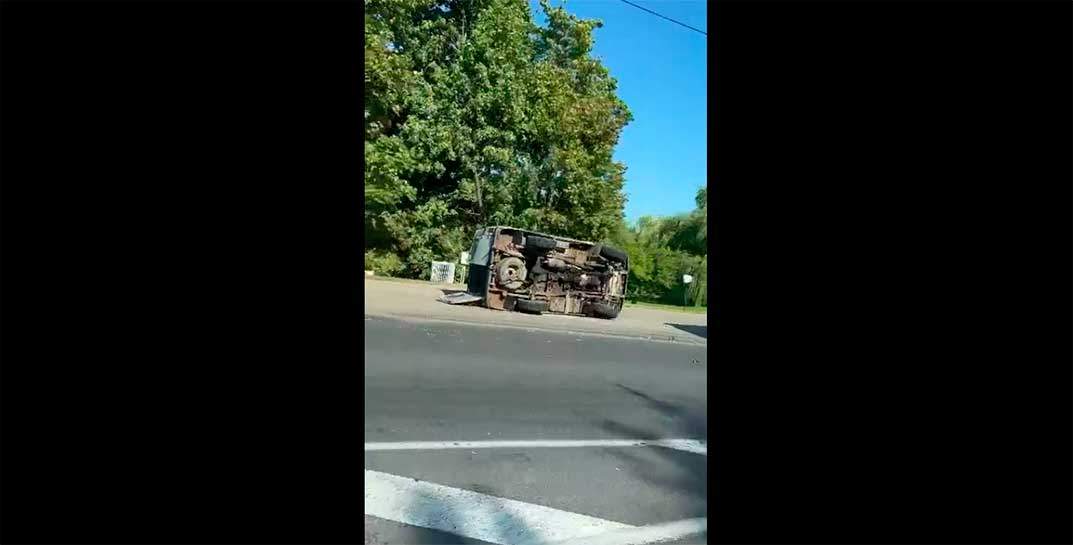 На проспекте Мира близ гостиницы «Могилев» перевернулся автомобиль